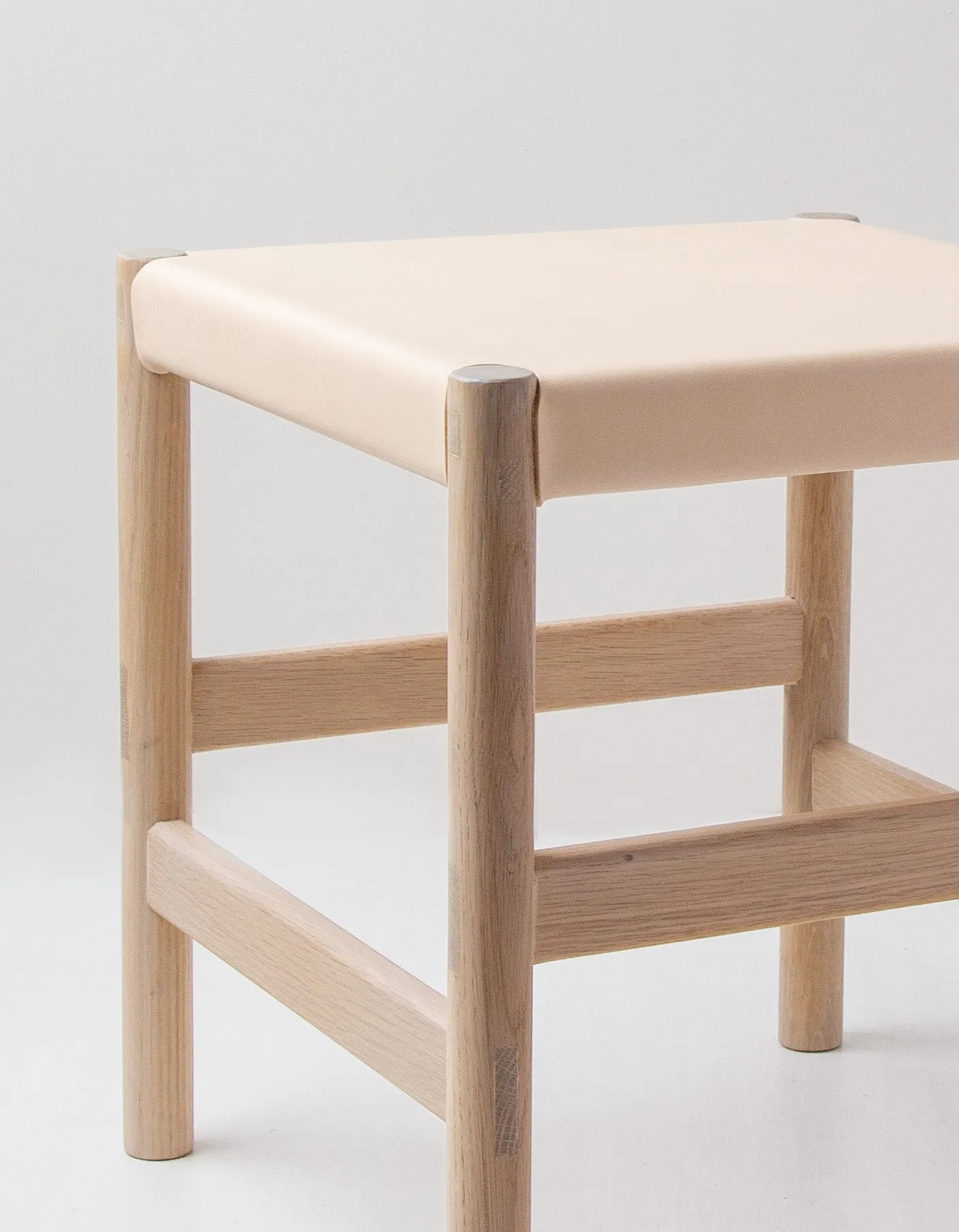 Nude Simple Leather Oak Stool